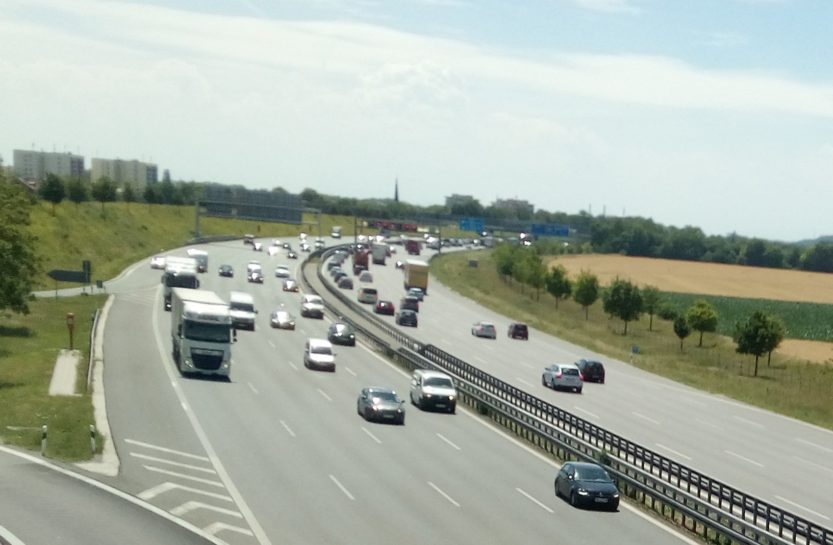 Transportatorii români pot cere despăgubiri de la producătorii de camioane