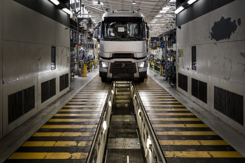 COVID-19: Renault Trucks închide fabricile din Franța
