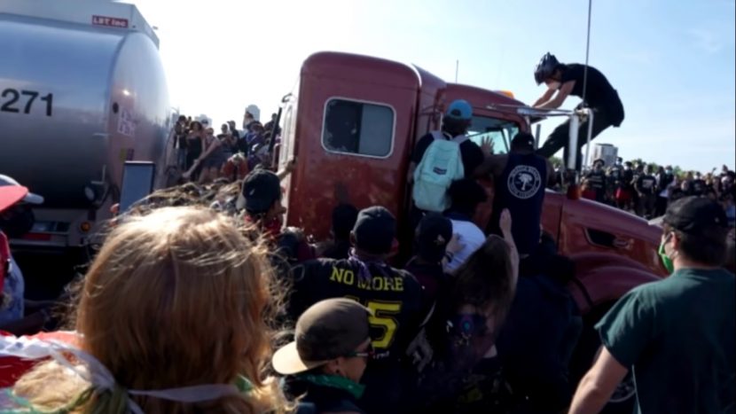 Mai rău ca la Calais: camioane oprite de manifestanți în SUA