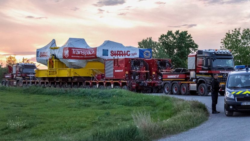 430 de tone transportate cu două camioane și sistemul TPA de la Mammoet